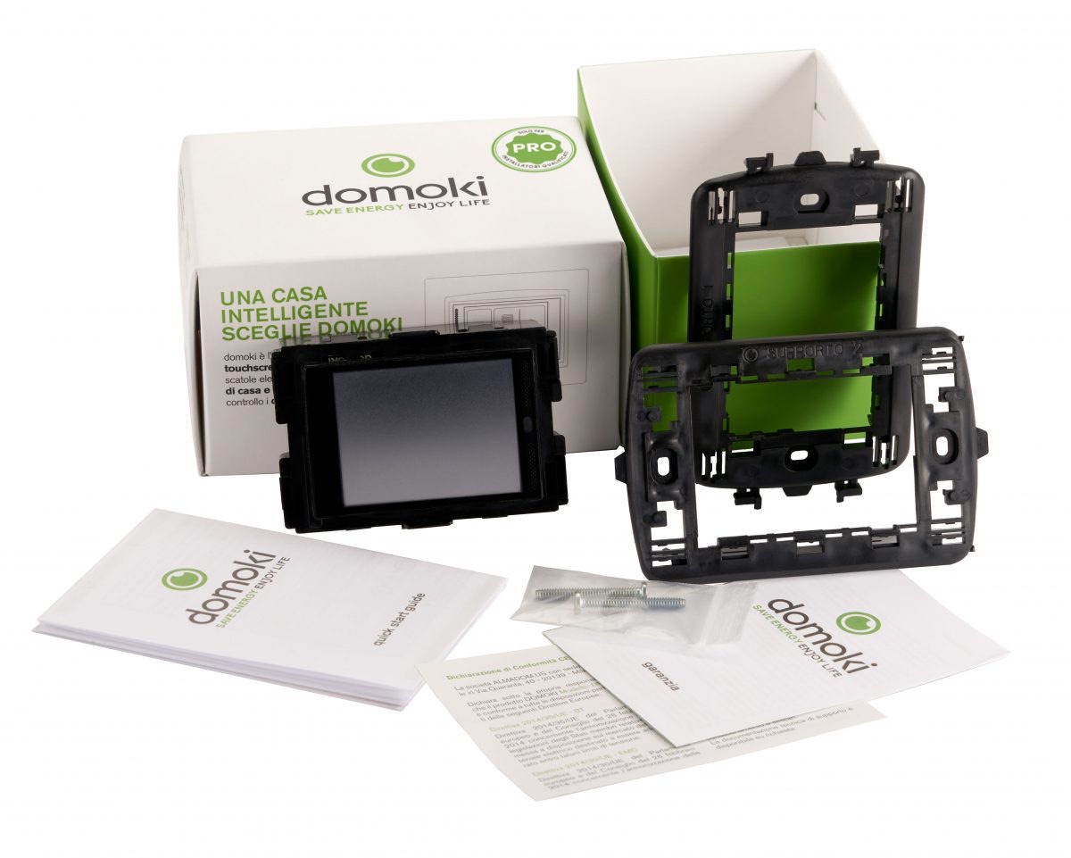 La confezione di Domoki con il dispositivo touch, i supporti per la scatola elettrica, la guida rapida e la garanzia